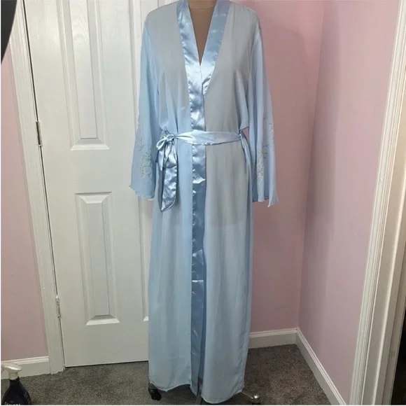 Le Vie en Rose NWT Semi Sheer Robe With Satin & Embroidery - Picture 2 of 6